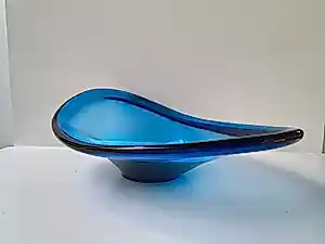 Holmegaard - Per Lütken Holmegaard – Deense vintage glazen schaal in blauw, asymmetrisch desi kopen? Bied vanaf 55!
