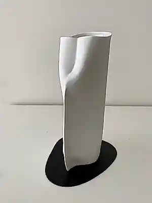 Johan van Loon - Rosenthal Studio Line Iconische Mat Witte Sculpturale Vaas 1980's kopen? Bied vanaf 65!