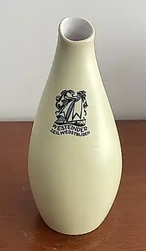 Potterie De Driehoek - Vintage pastel geel platelen vaasje “Westeinder Zeilwedstrijden” kopen? Bied vanaf 20!