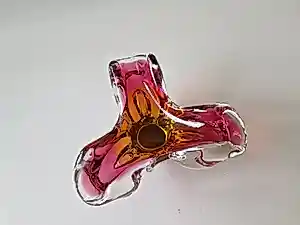 Josef Hospodka - Toegeschreven aan Josef Hospodka: een asbak van roze amberkleurig Tsjechisch kunstglas. kopen? Bied vanaf 50!