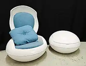 Peter Ghyczy - Twee iconische 'Garden Egg Chairs' kopen? Bied vanaf 1200!
