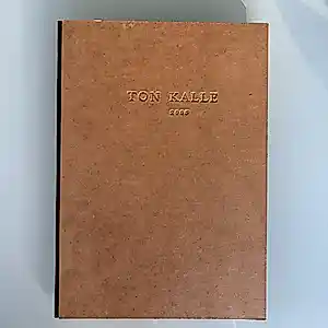 Ton Kalle - 2005 In een granieten omhelzing (800 exemplaren) + uitnodiging voor de opening kopen? Bied vanaf 20!
