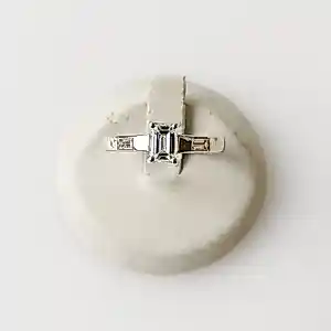 Art Deco-stijl ring met smaragdgeslepen diamant. kopen? Bied vanaf 1700!