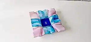 Mdina kunstglas - Mdina Glass Malta – Handgemaakte vierkante schaal van gefuseerd glas in blauw en roze kopen? Bied vanaf 20!