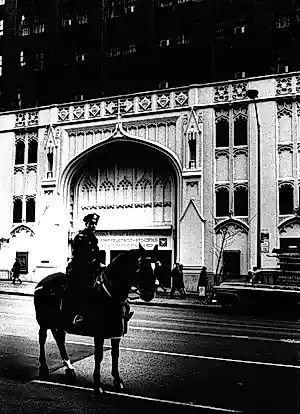 Eddy Posthuma de Boer - NYPD te paard, gelatinezilverdruk kopen? Bied vanaf 95!