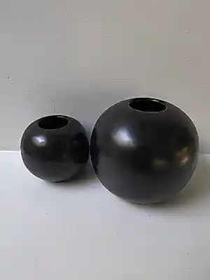 Willem Stuurman - 2 zwarte bol vaasjes Zenith kopen? Bied vanaf 30!