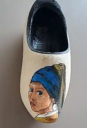 Anke Peddemors - Meisje met parel op houten klomp. kopen? Bied vanaf 25!
