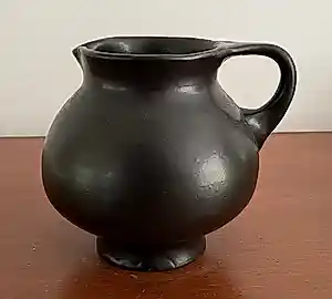 Klaas Mobach - Art Deco zwart “Kamo” aardewerk kan of vaas kopen? Bied vanaf 35!