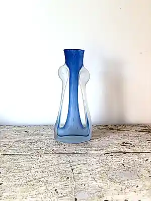 Eugeniusz Kosc - Vaas van satijn glas, blauw met opvallende zijarmen. kopen? Bied vanaf 20!