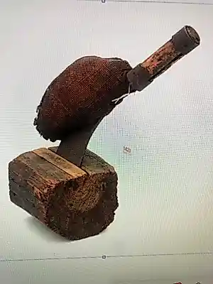 Krijn Giezen - Een kapmes met jute in een houten blok kopen? Bied vanaf 120!