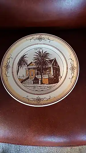 Plateelbakkerij Zenith - Wandbord villa Fatum Paramaribo 1947-1982 gesigneerd Eddy Waas kopen? Bied vanaf 25!