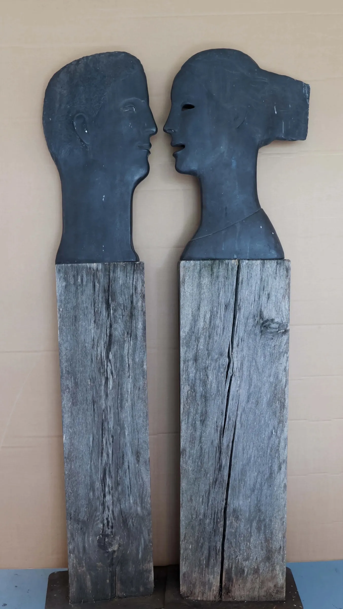 Roos Mannaerts - Twee grote bronzen beelden (man en vrouw 'en profil' op houten sokkel kopen? Bied vanaf 1000!