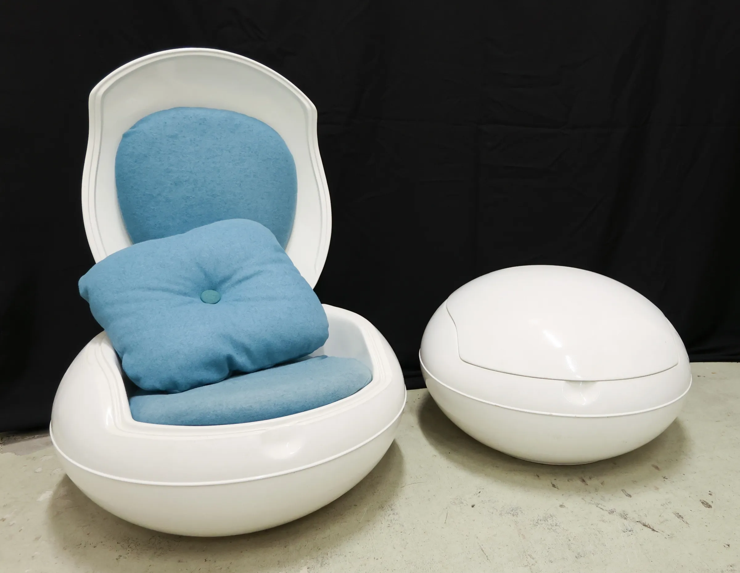 Peter Ghyczy - Twee iconische 'Garden Egg Chairs' kopen? Bied vanaf 1200!