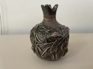 Keramiek overige - Sherman Israel - Granaatappel aardewerken vaasje met zilveren .925 decoratie kopen? Bied vanaf 10!