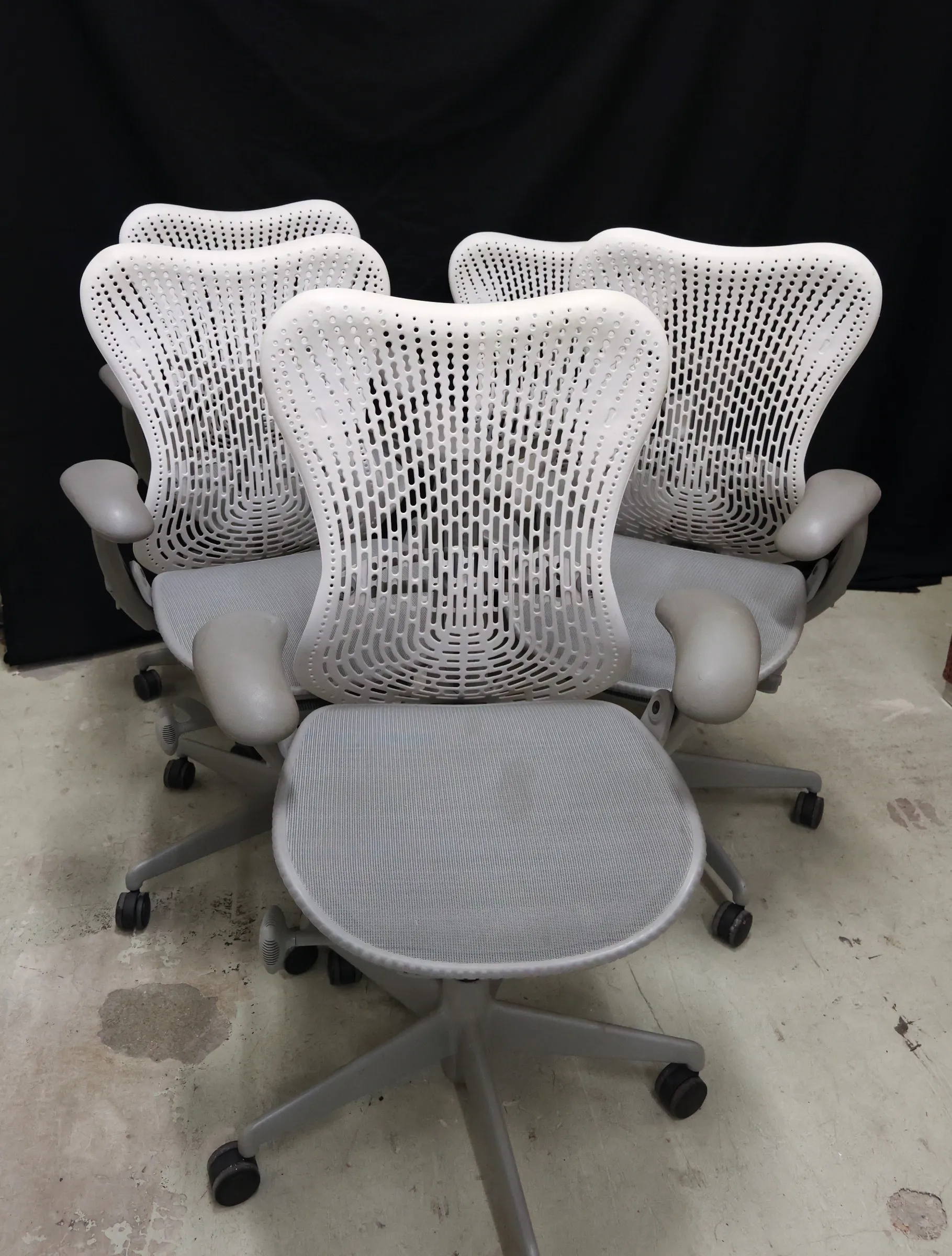 Herman Miller - Vijf 'Mirra 2' bureaustoelen kopen? Bied vanaf 1000!