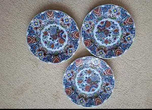 Potterie Oud Delft - 3 handgeschilderde polychrome wand sierborden kopen? Bied vanaf 30!