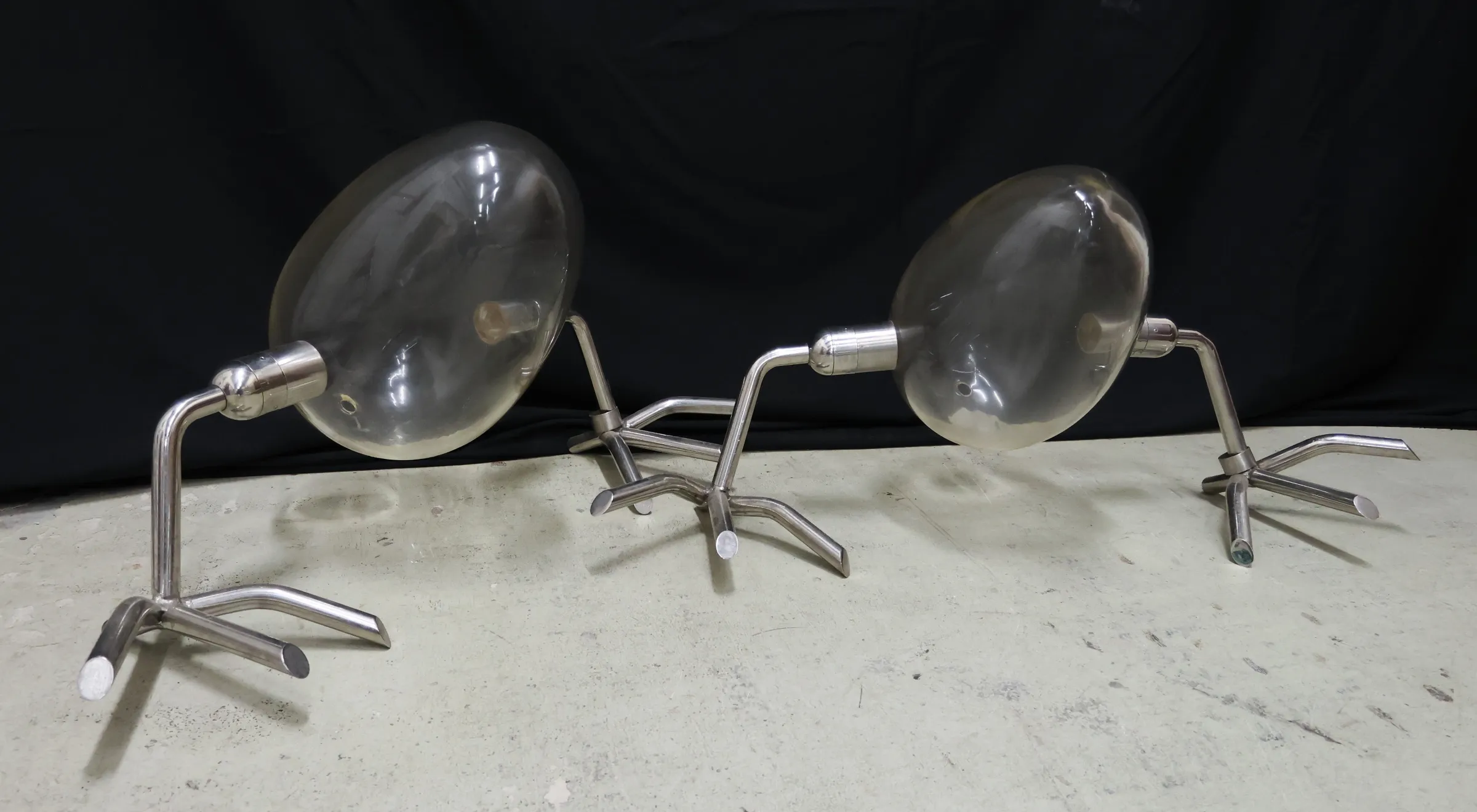 Koen Vanmechelen - Twee 'Walking Eggs' van glas en roestvrij staal kopen? Bied vanaf 3000!