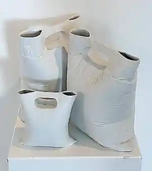 Michiel Van Luijn - Porselein, Serie van drie “tasjes” / vazen kopen? Bied vanaf 200!