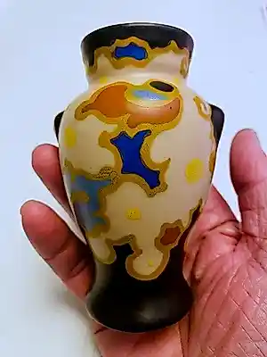 Kunstaardewerkfabriek Regina - Regina Gouda – miniatuur vaasje (10 cm) – handbeschilderd – Souvenir Bergen –... kopen? Bied vanaf 35!