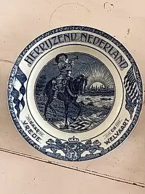 Societe Ceramique - Herdenkingsbord ‘Herrijzend Nederland – Naar Vrede en Welvaart’ uit 1945, kopen? Bied vanaf 39!