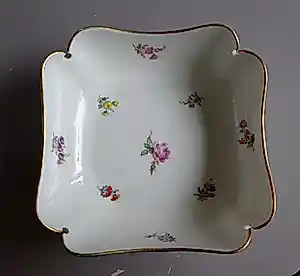 Meissen porzellan - Geschulpte schaal met florale decoratie en bladgoud kopen? Bied vanaf 50!