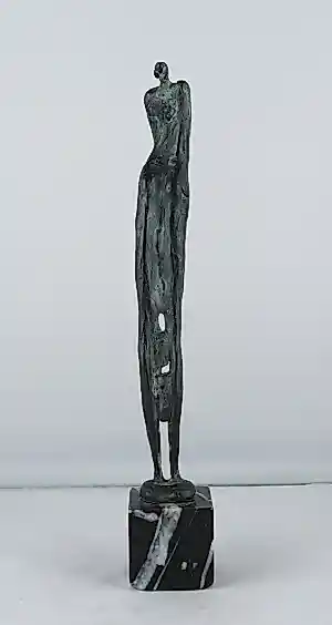 Evert van Hemert - Bronzen beeld van een staand vrouwen figuur kopen? Bied vanaf 495!
