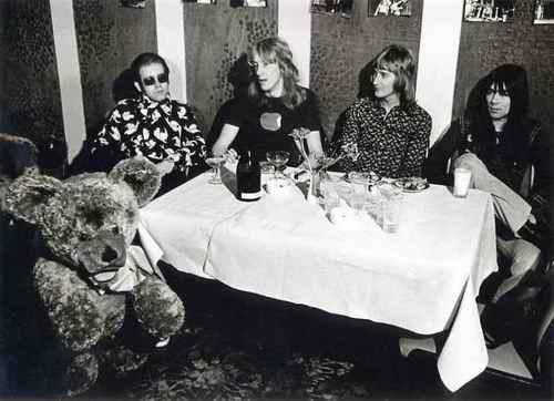 Ingo Barth - Portrait - Elton JOHN mit Band und Riesen-STEIFF-TEDDYBÄR - Handabzug auf Baryt handsigniert kopen? Bied vanaf 190!