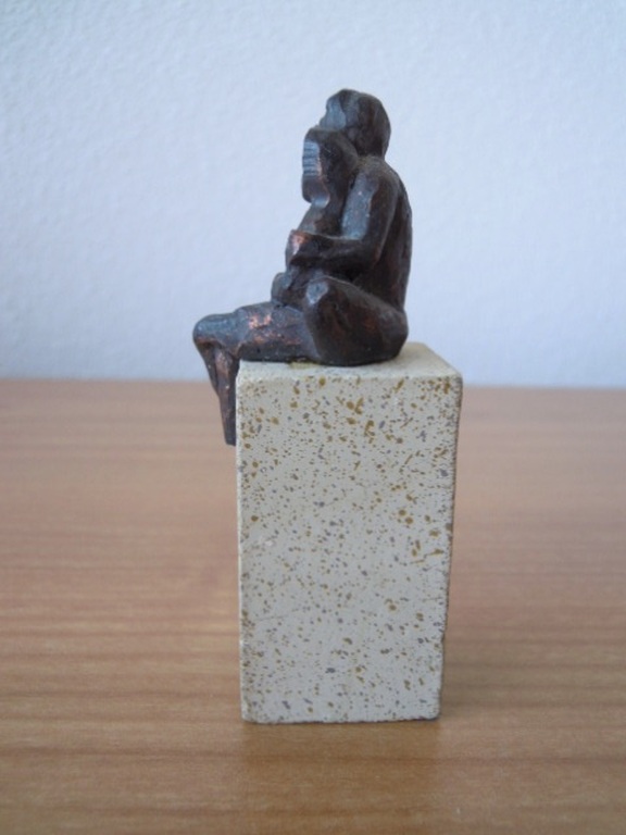 Klein beeldje - niet gesigneerd -man en vrouw op sokkel. kopen? Bied vanaf 12!