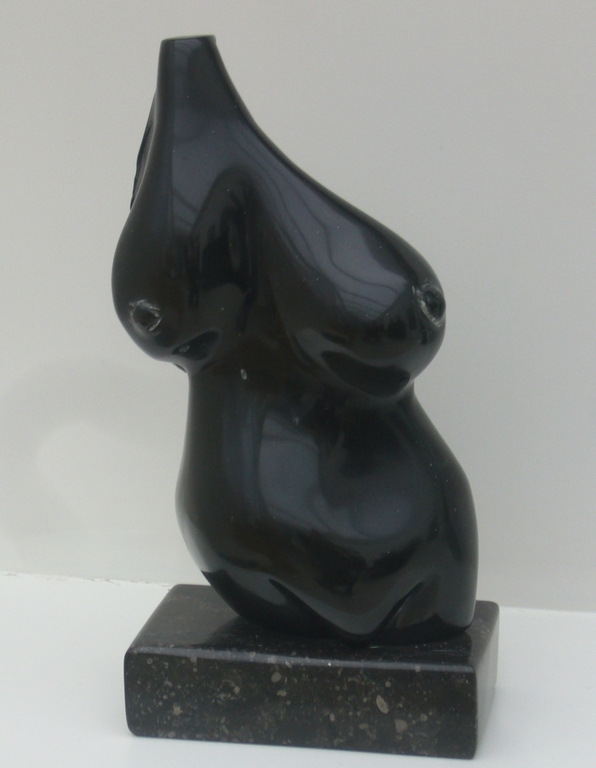 Mieke Beijer Titel: Zwarte Lola Noir de Mazy / hardsteen 28 hoog verkocht voor € 300!