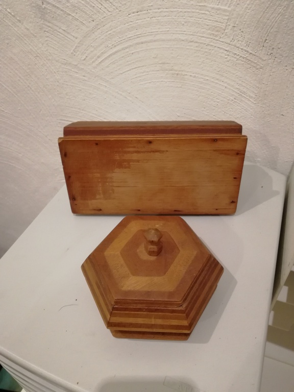 2 antieke houten kistjes - gemaakt uit noten hout kopen? Bied vanaf 20!