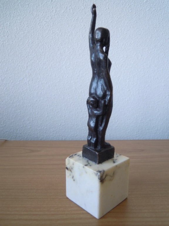 Bronzen beeldje - MOEDER MET KIND ACHTER ZICH - 20 CM kopen? Bied vanaf 45!