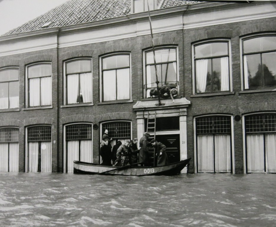 Ben van Meerendonk: Foto. Watersnoodramp, Evacuatie in Dordrecht verkocht voor € 35!
