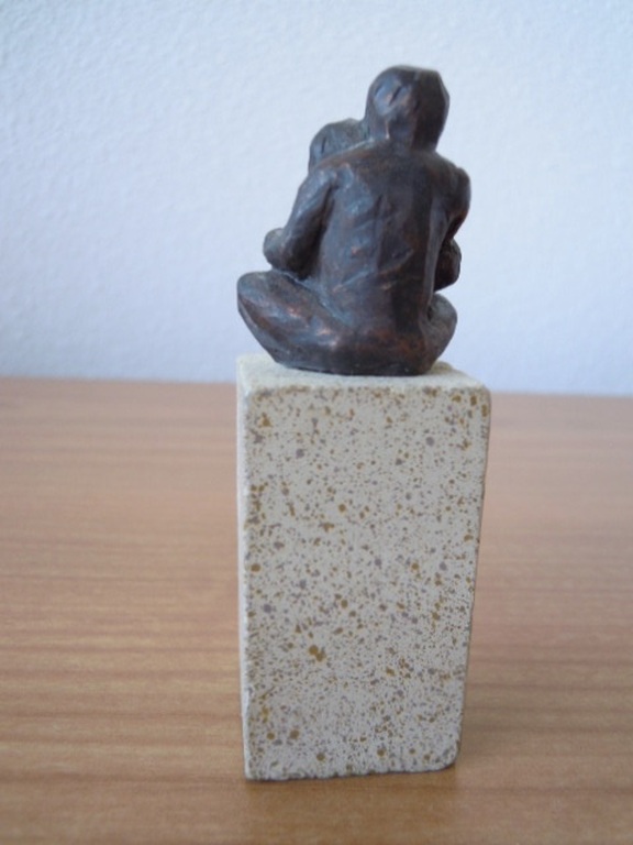 Klein beeldje - niet gesigneerd -man en vrouw op sokkel. kopen? Bied vanaf 12!