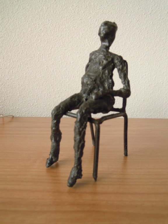 Handgemaakt beeldje 15 cm hoog  - vrouw op stoel - kunstenaar onbekend. kopen? Bied vanaf 25!