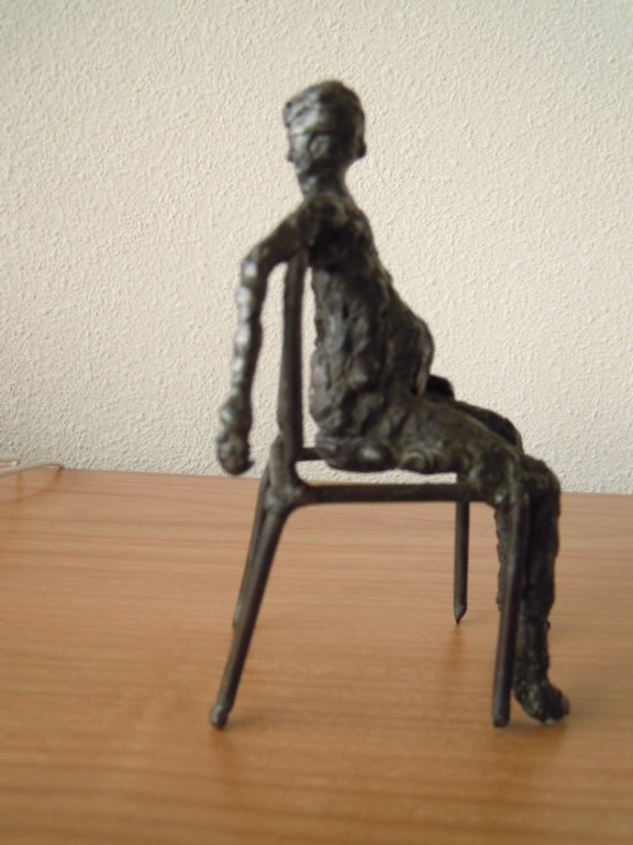 Handgemaakt beeldje 15 cm hoog  - vrouw op stoel - kunstenaar onbekend. kopen? Bied vanaf 25!