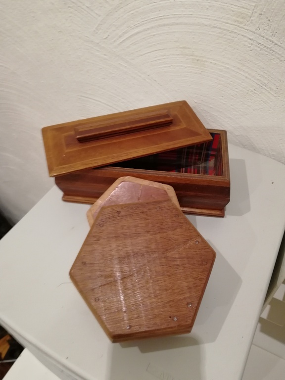 2 antieke houten kistjes - gemaakt uit noten hout kopen? Bied vanaf 20!