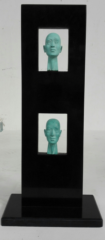 Eric Couzy, beeld, marmer met brons, Titel: one way verkocht voor € 200!