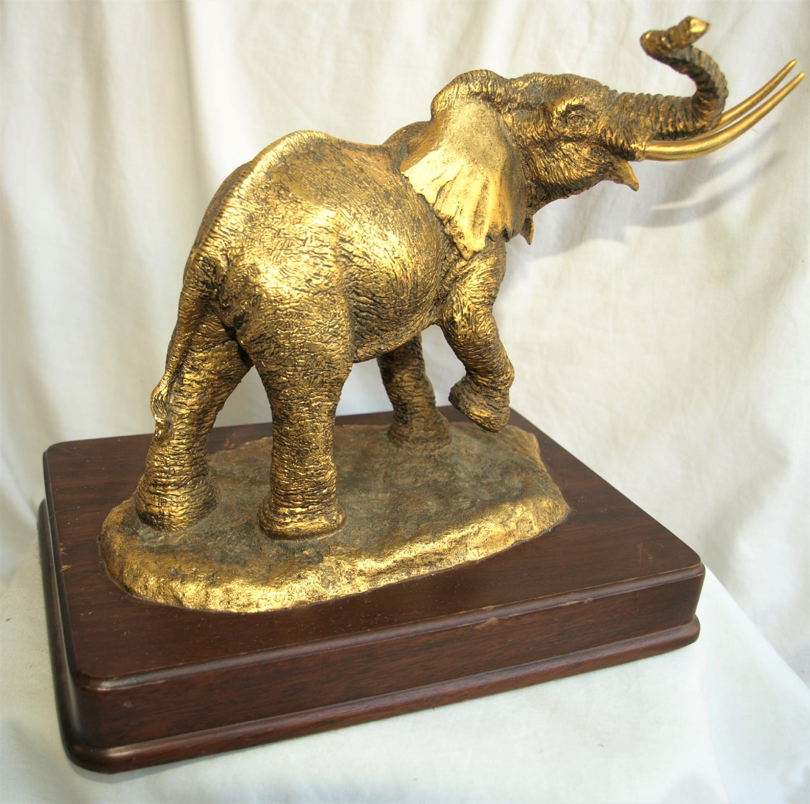 Anthony J. Jones - Bronzen beeld , The Golden Elephant – op houten