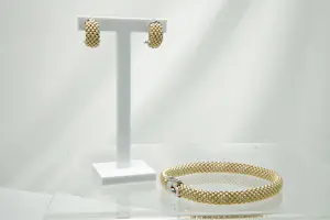 13 - 14 karaats geel en witgouden popcorn armband en een paar oorclips kopen? Bied vanaf 1050!