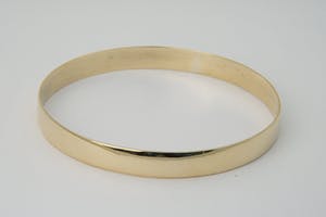 2513 - Fraaie 18 karaats geel-gouden glad afgewerkte "Bangle" amband - gekeurd kopen? Bied vanaf 490!