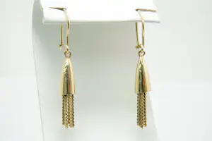 48-  Klassiek en relatief lang paar 14krt geel-gouden oorhangers met strengen kopen? Bied vanaf 250!