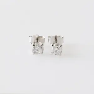 Diamanten oorknopjes kopen? Bied vanaf 850!