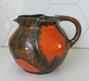 Arnhemsche Fayencefabriek - Twee oranje zwarte art deco vazen - Klaas Vet kopen? Bied vanaf 10!