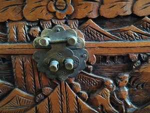 Curiosa - Antiek handgesneden houten kistje kopen? Bied vanaf 1!