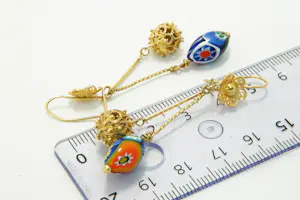 27 - 14 karaat paar geelgouden oorhangers met kleurkralen en filigrein bolletjes kopen? Bied vanaf 280!