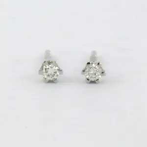 18k wit gouden solitair oorknoppen bezet met briljant geslepen diamant 0.08ct kopen? Bied vanaf 195!
