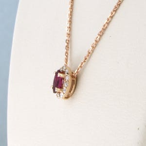 14k rosé gouden collier met hanger bezet met robijn en briljant geslepen diamant kopen? Bied vanaf 200!