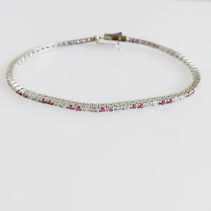 Diamanten en robijnen armband kopen? Bied vanaf 1450!