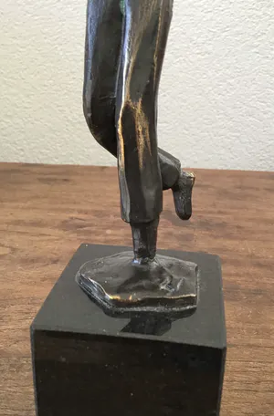 Brons (Onbekend) - Rob Verhoeven, Beeld Man zwaaiend met hoed, Gesigneerd kopen? Bied vanaf 45!