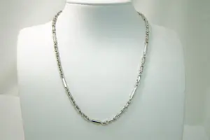 22 - 18 karaats witgouden fantasie schakel collier met tussen stafjes kopen? Bied vanaf 2400!